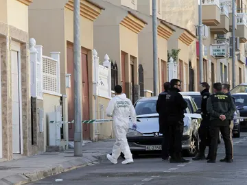Agentes de la Guardia Civil en el domicilio de la víctima Agentes de la Guardia Civil en el domicilio de la víctima