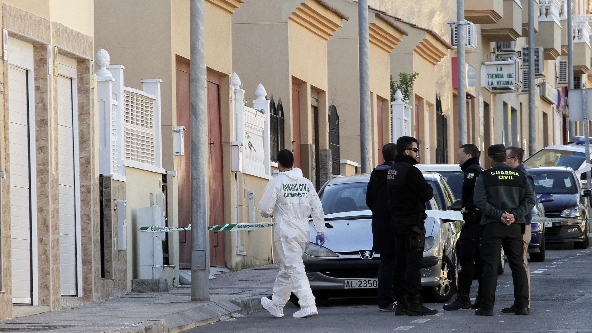 Agentes de la Guardia Civil en el domicilio de la víctima Agentes de la Guardia Civil en el domicilio de la víctima