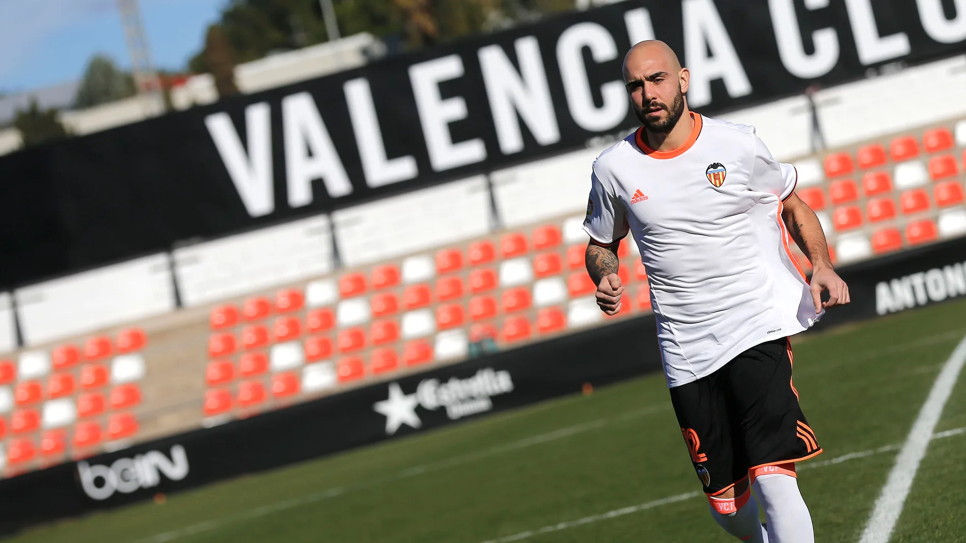 Zaza posa con los colores del Valencia Zaza posa con los colores del Valencia