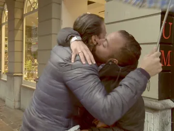 El 'doctor liendre' cumple el sueño de su recién esposo El 'doctor liendre' cumple el sueño de su recién esposo