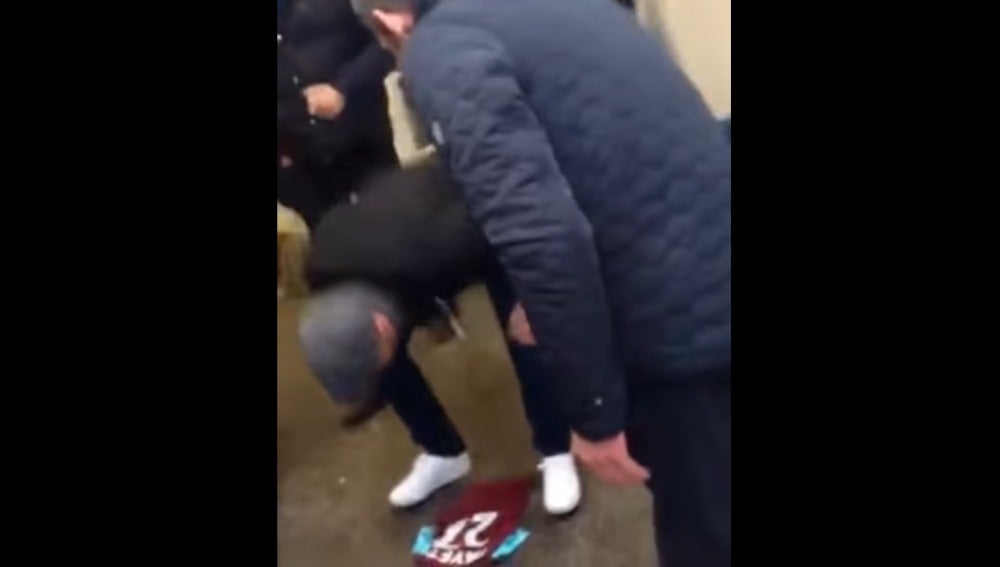 Aficionado escupiendo en la camiseta de Payet