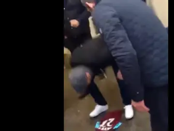 Aficionado escupiendo en la camiseta de Payet Aficionado escupiendo en la camiseta de Payet