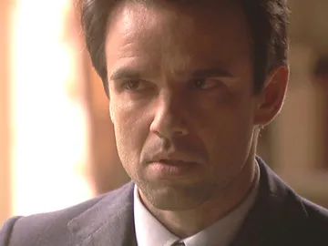 Carmelo, siguiendo las órdenes de Garrigues, deberá acabar con dos vidas Carmelo, siguiendo las órdenes de Garrigues, deberá acabar con dos vidas