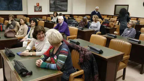 Imagen de archivo de los familiares del Yak 42 Los familiares de las víctimas del Yak 42 esperan en una sala del Congreso