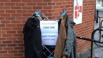 Una mujer reúne ropa de abrigo para la gente sin hogar