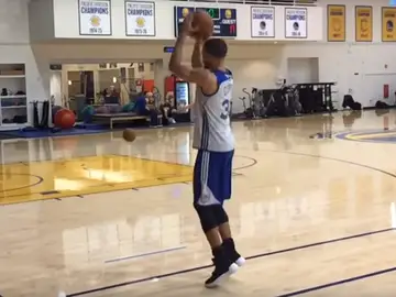 Stephen Curry, lanzando un triple Stephen Curry, lanzando un triple