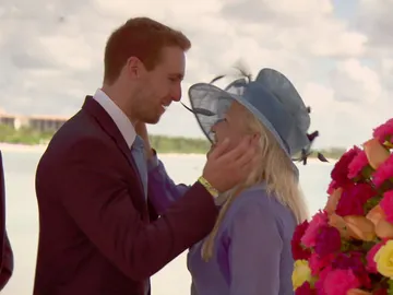 La madre de Mónica se sincera con el madrino: "Me gustas más tú" La madre de Mónica se sincera con el madrino: "Me gustas más tú"