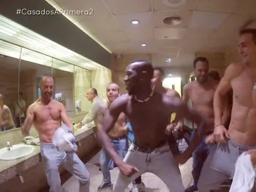 Los amigos de Jordi comienzan la fiesta en el aeropuerto Los amigos de Jordi comienzan la fiesta en el aeropuerto