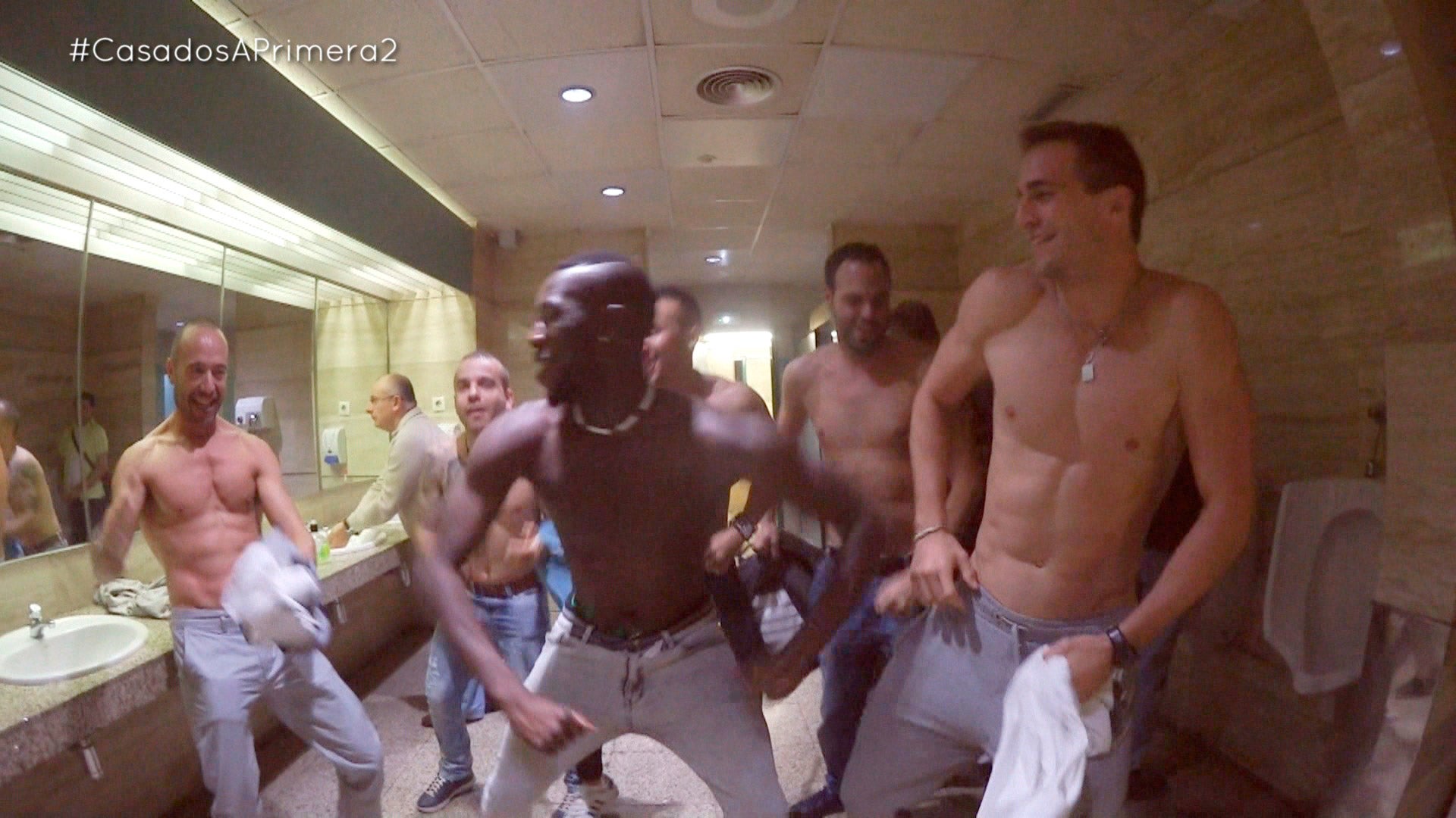 Los amigos de Jordi comienzan la fiesta en el aeropuerto