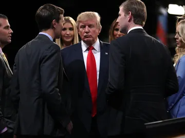 Donald Trump junto a sus hijos Donald Trump junto a sus hijos