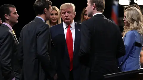 Donald Trump junto a sus hijos Donald Trump junto a sus hijos