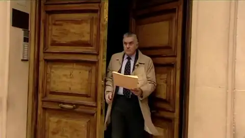 Frame 35.294891 de: De tesorero de confianza a repudiado millonario en Suiza Frame 35.294891 de: De tesorero de confianza a repudiado millonario en Suiza
