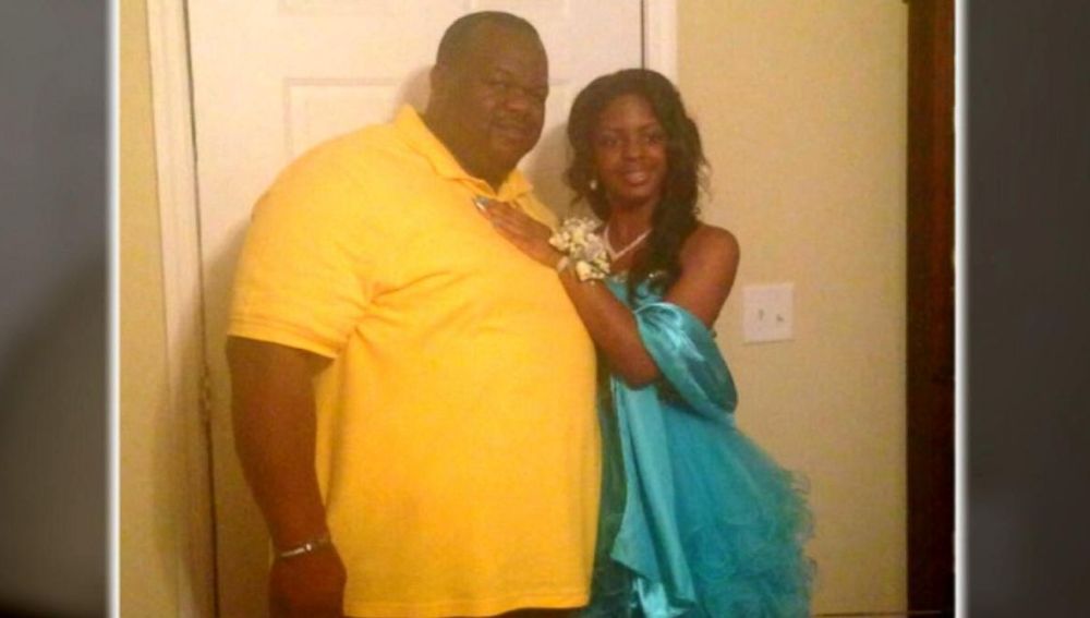 Charles Manigo junto a la que creía que era su hija Alexis Kelly