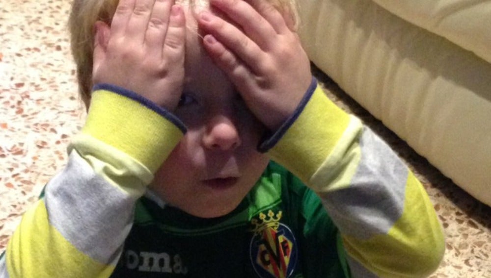 La reacción de Manuel, aficionado del Villarreal, al abrir el paquete de cromos