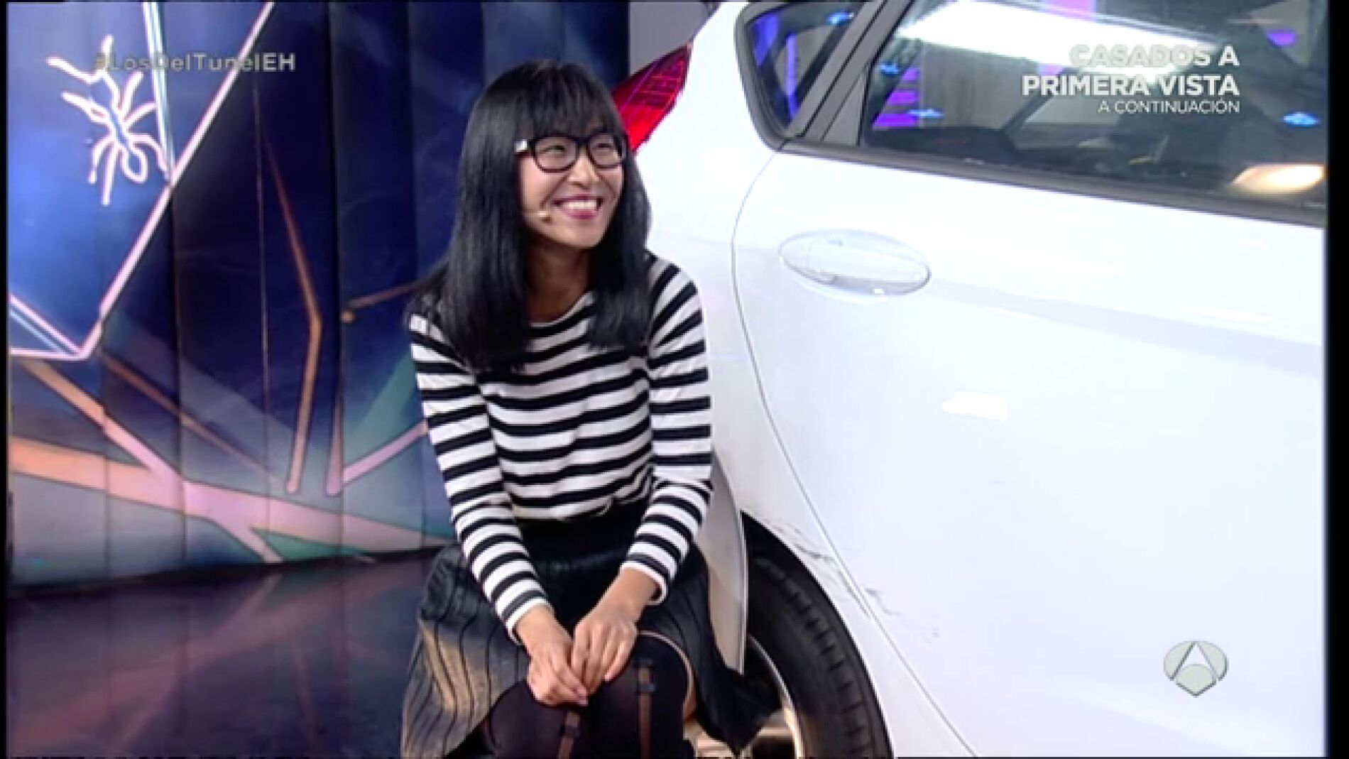 Frame 162.006666 de: Yibing, la nueva colaboradora china de 'El Hormiguero', nos ense&Atilde;&plusmn;a c&Atilde;&sup3;mo hacer caca en medio del campo