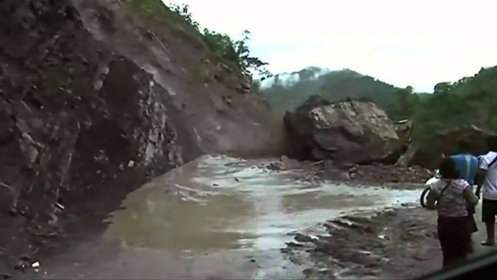 Las inundaciones y desprendimientos obligan a desalojar viviendas y provocan cortes de carreteras