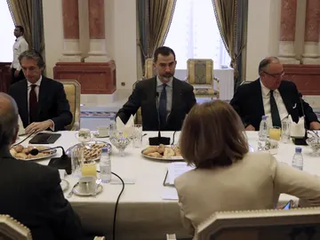 El Rey Felipe VI, junto al ministro de Fomento, durante su visita a Arabia Saudí El Rey Felipe VI, junto al ministro de Fomento, durante su visita a Arabia Saudí