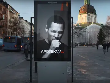 El cartel inteligente que tose cuando alguien pasa fumando cerca El cartel inteligente que tose cuando alguien pasa fumando cerca