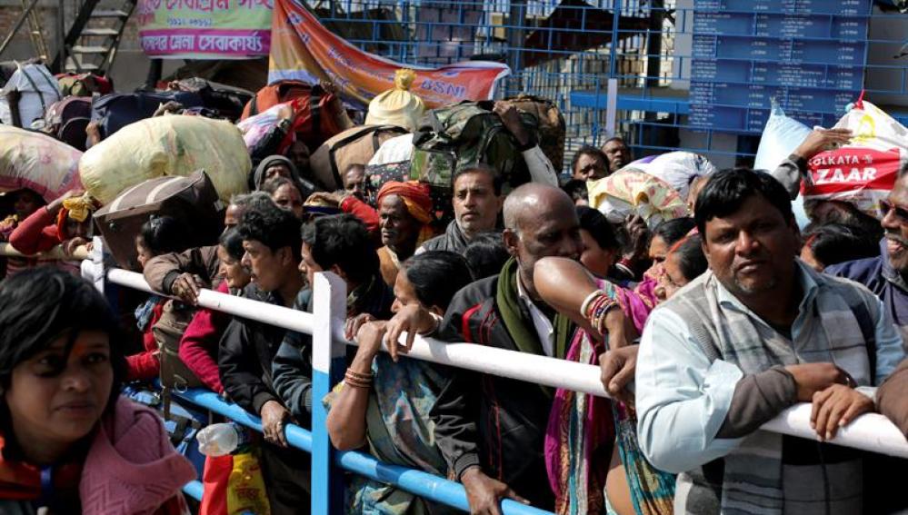 Aglomeración en los barcos que transportaban a las personas desde la isla