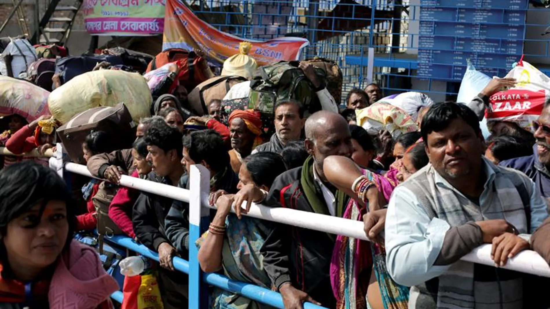 Aglomeración en los barcos que transportaban a las personas desde la isla Aglomeración en los barcos que transportaban a las personas desde la isla
