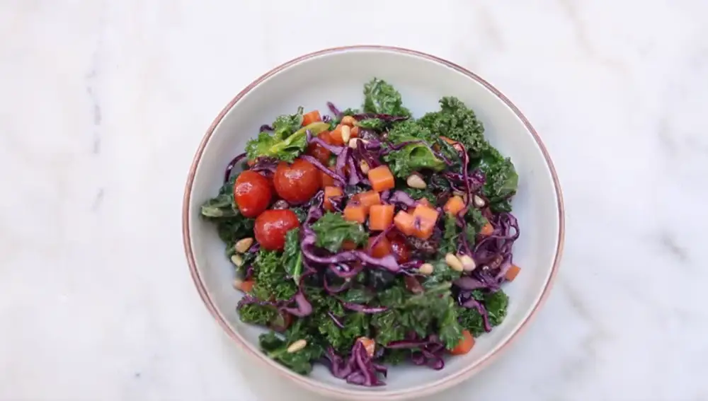 Frame 43.831849 de: Nos ponemos 'healthy' con una ensalada de kale