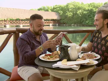 Comienza la luna de miel del 'doctor liendre' y su marido Comienza la luna de miel del 'doctor liendre' y su marido