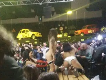 Dos chicas durante el espectáculo Dos chicas durante el espectáculo
