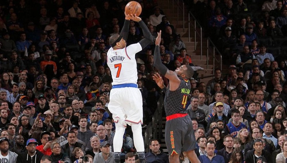 Carmelo Anthony lanzando a canasta