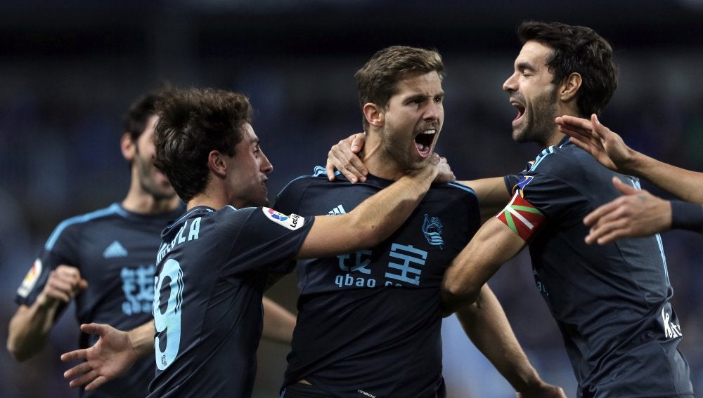Los jugadores de la Real celebrando el gol de Iñigo Martínez