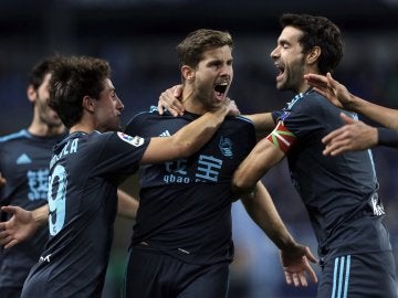 Los jugadores de la Real celebrando el gol de Iñigo Martínez