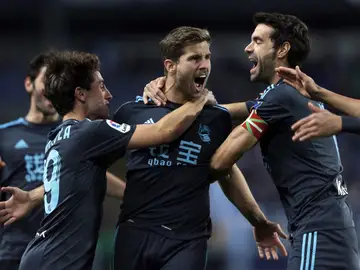 Los jugadores de la Real celebrando el gol de Iñigo Martínez Los jugadores de la Real celebrando el gol de Iñigo Martínez