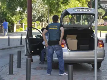 Agentes de la UCO, durante una intervención Agentes de la UCO, durante una intervención