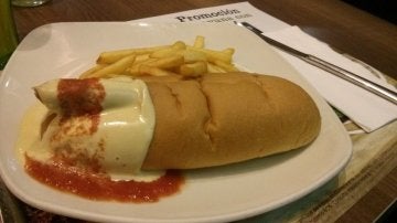 El famoso perrito caliente de las cafeterías Nebraska