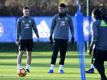 Diego Costa y Azpilicueta en un entrenamiento con el Chelsea Diego Costa y Azpilicueta en un entrenamiento con el Chelsea