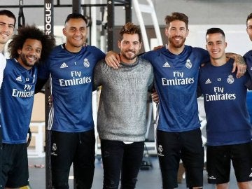David Bisbal visita a la plantilla del Real Madrid en el entrenamiento