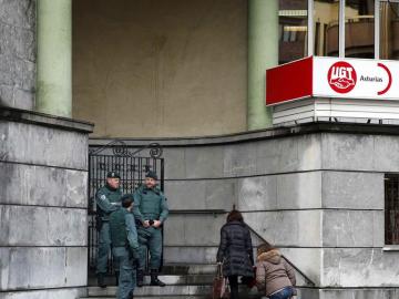 Agentes de la Unidad Central Operativa (UCO) de la Guardia Civil registran la sede del sindicato UGT, en Oviedo