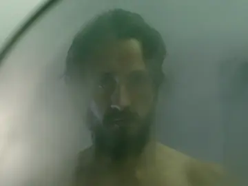 Rodrigo atormenta a Álex ante el espejo Rodrigo atormenta a Álex ante el espejo