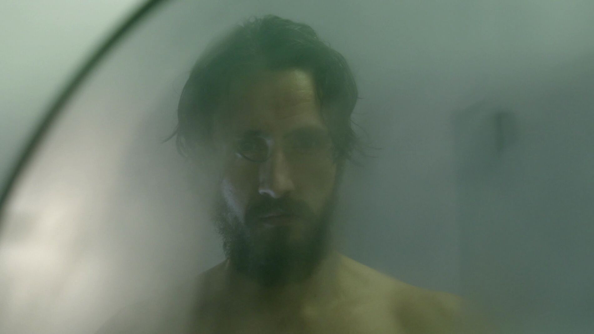 Rodrigo atormenta a &Aacute;lex ante el espejo