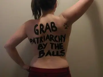 Activista de Femen antes de irrumpir en la inauguración de la estatua de Trump Activista de Femen antes de irrumpir en la inauguración de la estatua de Trump