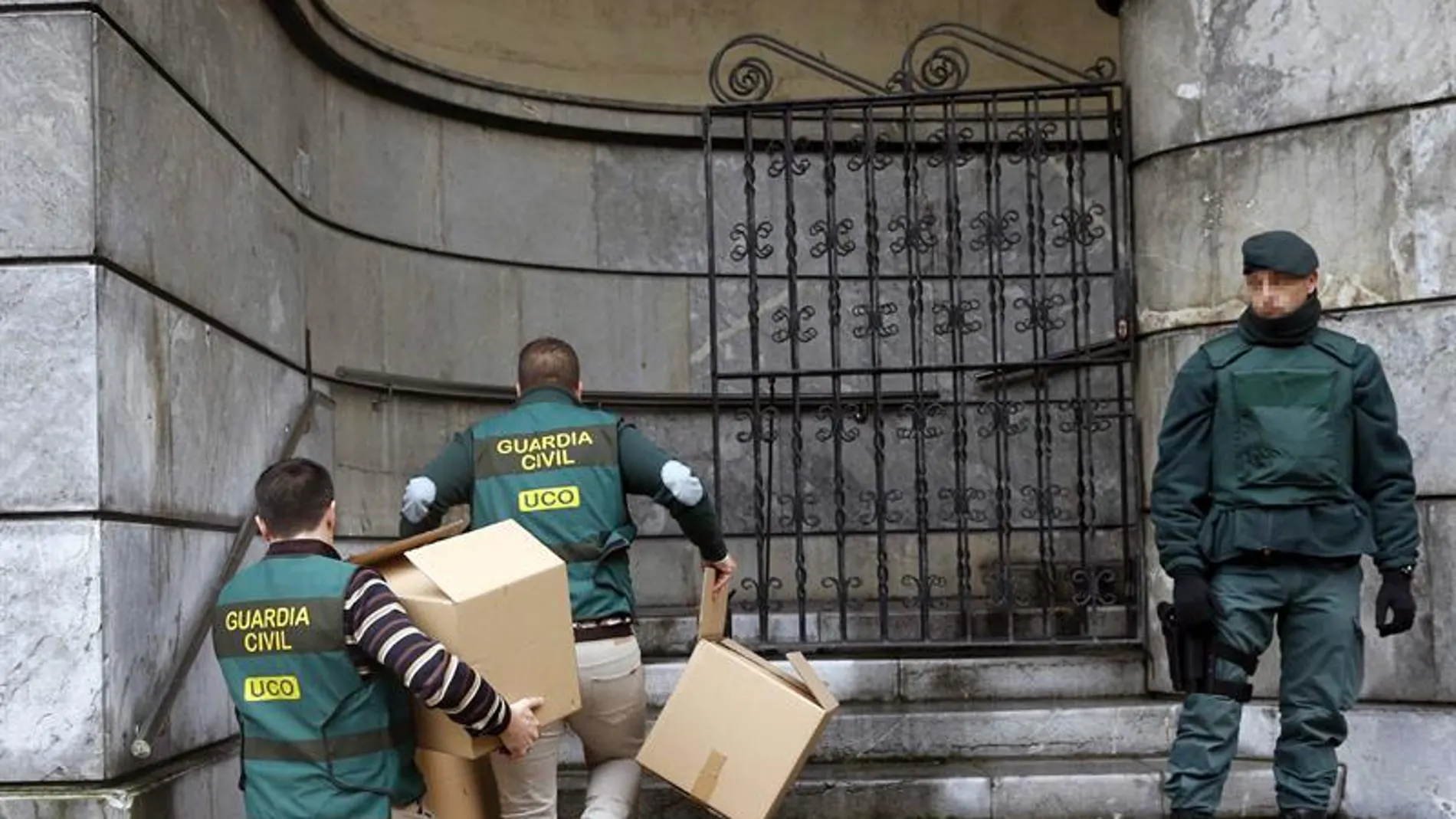 Agentes de la Guardia Civil registran la sede de la UGT en Oviedo Agentes de la Guardia Civil registran la sede de la UGT en Oviedo