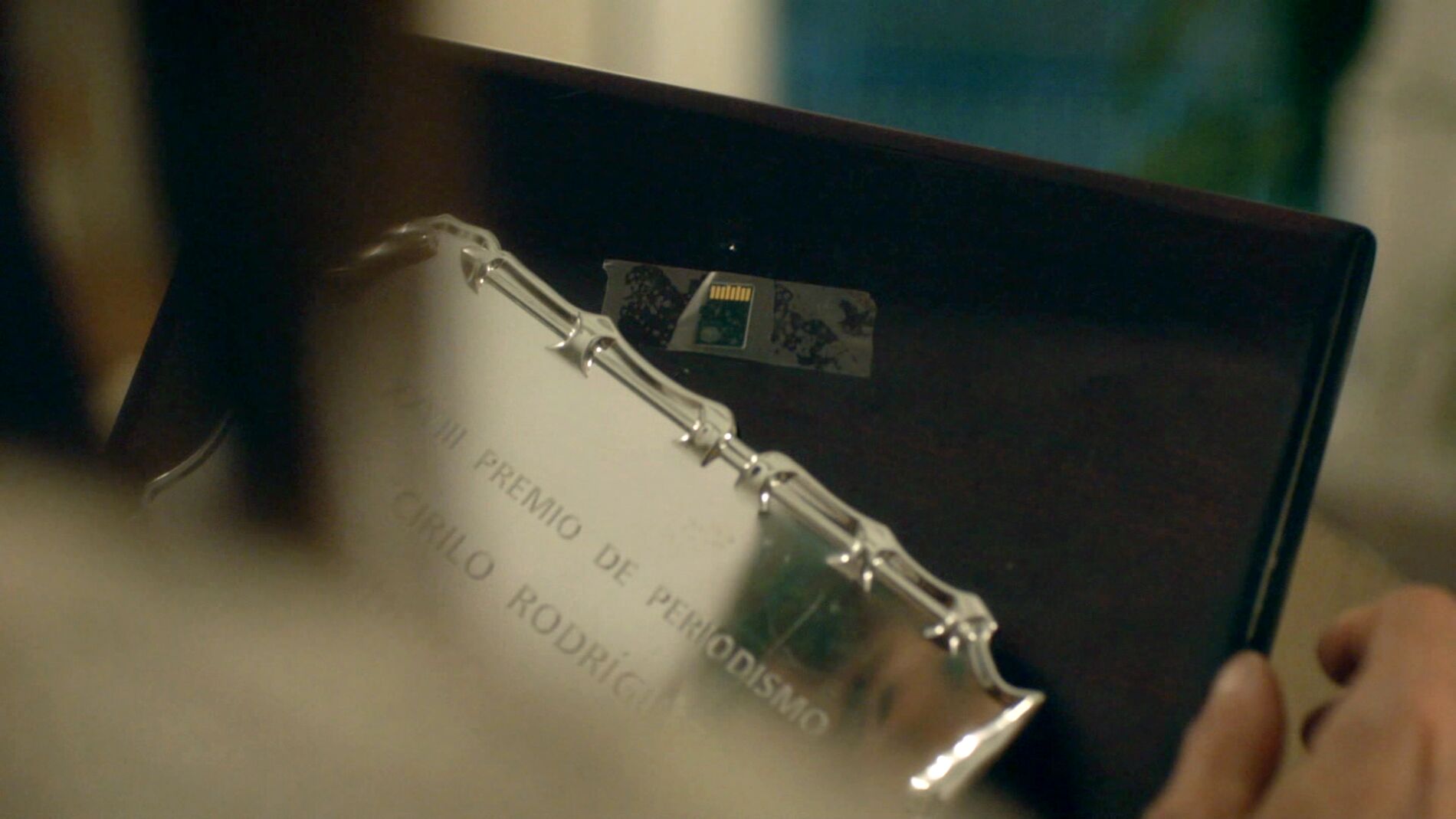 Marian descubre una tarjeta escondida en un premio de Rodrigo