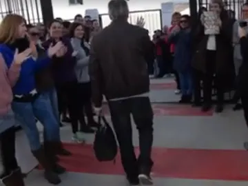 La despedida al profesor La despedida al profesor