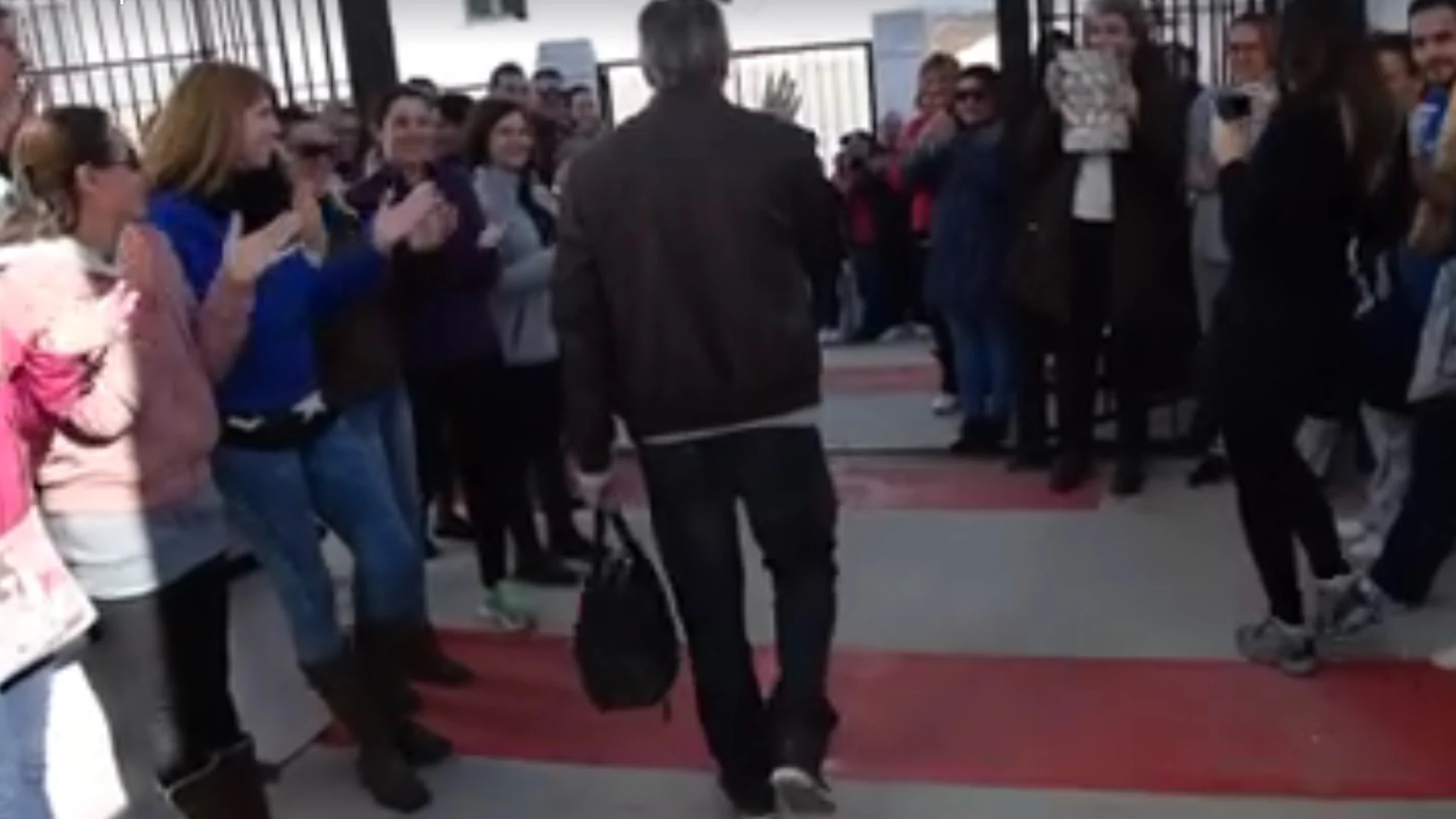 La despedida al profesor La despedida al profesor