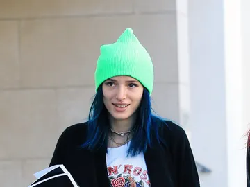Bella Thorne se pasa al pelo azul Bella Thorne se pasa al pelo azul