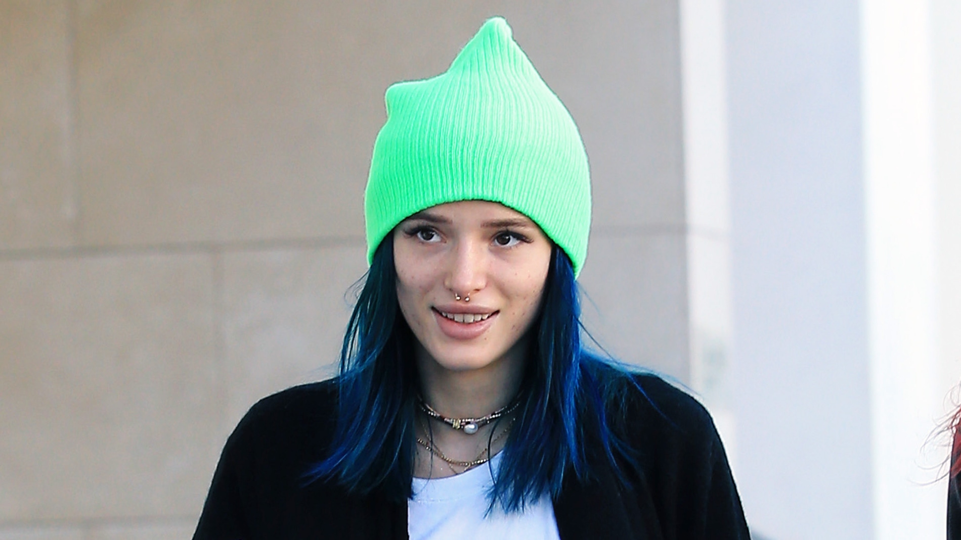 Bella Thorne se pasa al pelo azul