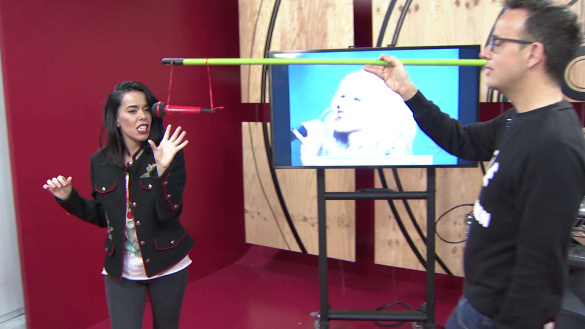 Beatriz Luengo se enfrenta al 'micr&oacute;fono viviente' de Christina Aguilera