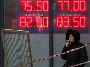 Una mujer fumando en Rusia Una mujer fumando en Rusia