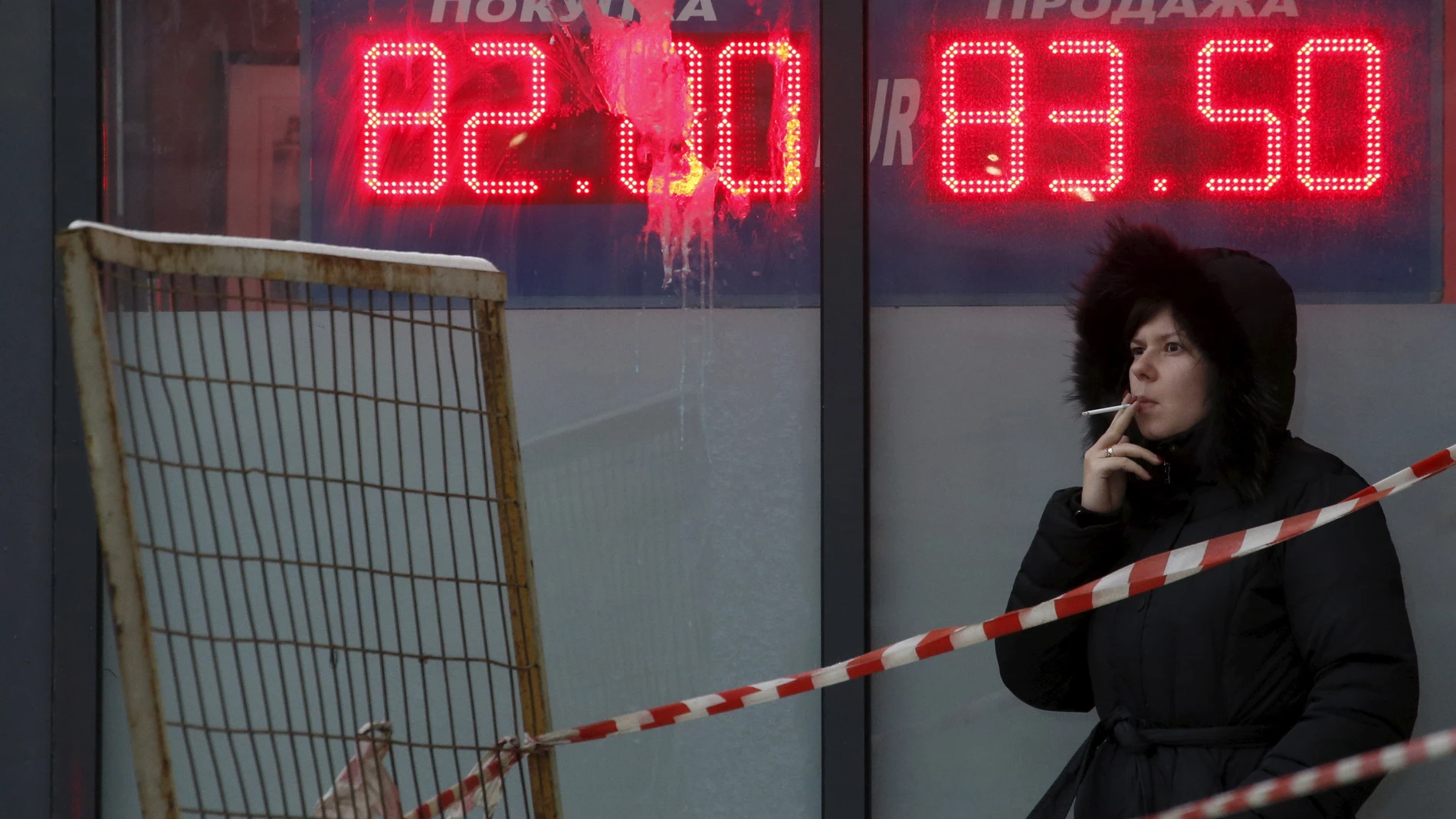 Una mujer fumando en Rusia Una mujer fumando en Rusia