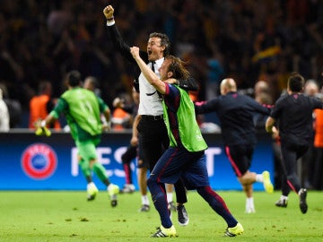 Rakitic y Luis Enrique celebran la Champions que logró el Barcelona en 2015