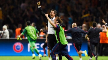 Rakitic y Luis Enrique celebran la Champions que logró el Barcelona en 2015